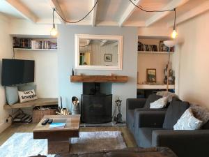 ein Wohnzimmer mit einem Sofa und einem Kamin in der Unterkunft The Anchorage your home in idyllic Staithes in Staithes