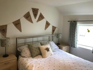 מיטה או מיטות בחדר ב-The Anchorage your home in idyllic Staithes