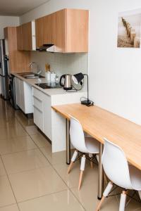 Een keuken of kitchenette bij Freedom Plaza serviced apartments