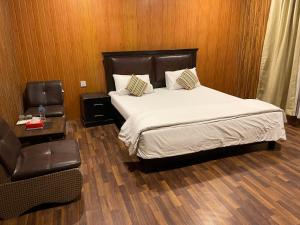 En eller flere senger på et rom på Indus View Hotel Skardu