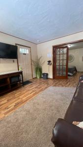 TV a/nebo společenská místnost v ubytování Cedar Wood Inn