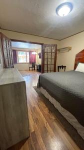 Postel nebo postele na pokoji v ubytování Cedar Wood Inn