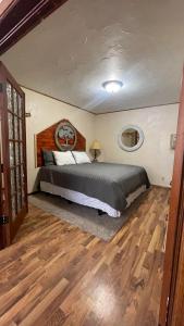 Postel nebo postele na pokoji v ubytování Cedar Wood Inn