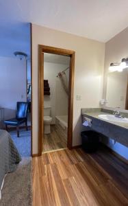 Ett badrum på Cedar Wood Inn