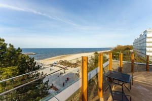 Elle comprend un balcon offrant une vue sur la plage. dans l'établissement 3L Apartments Willa przy Molo, à Kołobrzeg