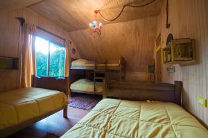 1 dormitorio con 2 literas y ventana en Duub Hostel, en Las Trancas