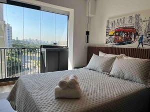una camera da letto con un letto e due asciugamani di Studios Sampa - Brooklin a San Paolo