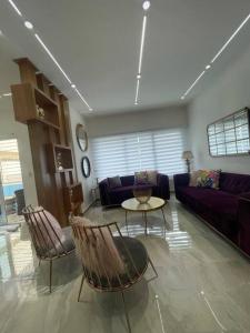 a living room with a couch and a table and chairs at Apartamento/villa con piscina Verdana in San Francisco de Macorís