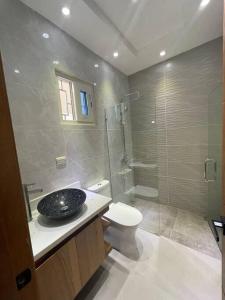 a bathroom with a sink and a toilet and a shower at Apartamento/villa con piscina Verdana in San Francisco de Macorís