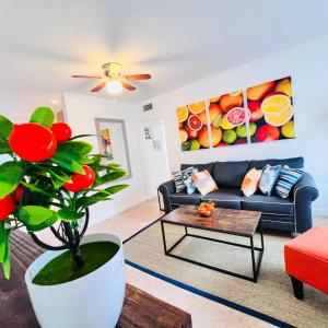 uma sala de estar com um sofá e uma planta em Coco Bay Vacation Condos em Fort Lauderdale