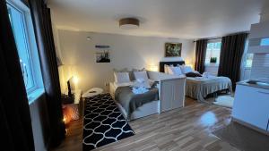 ein Wohnzimmer mit einem Sofa und einem Bett in einem Zimmer in der Unterkunft Stugor - Lgh sodra Oland in Mörbylånga