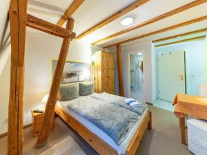 - une chambre avec un lit doté d'un cadre en bois dans l'établissement Gorgeous Apartment in Grundshagen with parking, à Klütz