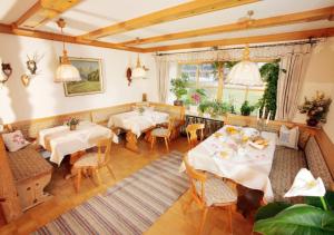 comedor con 2 mesas y sillas en Haus Gehmacher-Maier - Chiemgau Karte, en Inzell