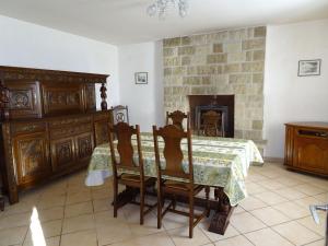 una sala da pranzo con tavolo e camino di Cottage, Douarnenez a Douarnenez