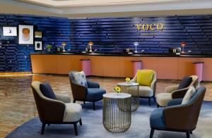 新加坡的住宿－voco Orchard Singapore, an IHG Hotel，一个带椅子和柜台的等候室