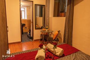 Postel nebo postele na pokoji v ubytování Rumi's Inn