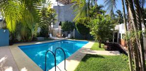 梅里達的住宿－Suites del Sureste - Mérida，一座房子后院的游泳池