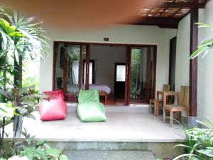 Aed väljaspool majutusasutust Manggis Sari Guesthouse
