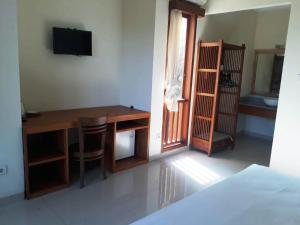 TV a/nebo společenská místnost v ubytování Manggis Sari Guesthouse