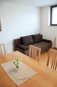 sala de estar con mesa y sofá en Apartments Lipa, en Železniki