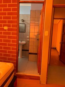 bagno con doccia e servizi igienici in camera. di Alojamiento en Mancora - Alipio House a Máncora