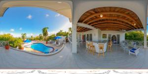 a house with a patio with a pool and a table at APARTAMENTOS TT9 in San Andrés