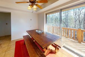 comedor con mesa de madera y ventana grande en Beautiful Sahuaro Place, en Munds Park