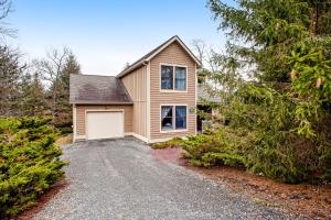 een huis met een garage op een grindoprit bij Friends Gather Here in Tannersville