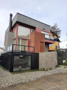 una casa con una gran TV delante de ella en Casa de Invitados con Parrilla y horno a leña en Ushuaia
