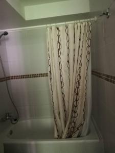 a shower curtain in a bathroom with a tub at Departamento Vacaciones Centro de Viña del Mar in Viña del Mar