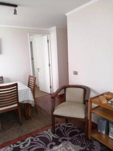 a living room with a table and chairs and a table and a chair at Departamento Vacaciones Centro de Viña del Mar in Viña del Mar