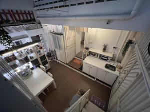 uma vista superior de uma cozinha e área de refeições de um apartamento em Blanc Inn em Singapura