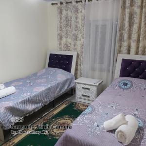 سرير أو أسرّة في غرفة في Barskoon Guest House