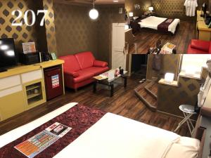 a living room with a red couch and a room with a bed at ホテルレスポアール in Minatomachi