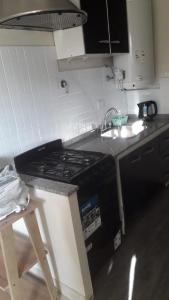 una cucina con piano cottura forno superiore accanto a un lavandino di FALDEO Sur 451 a Rada Tilly