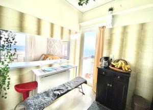 Pokój ze stołem i blatem z oknem w obiekcie Nice Seafront Flat - Beach, Port Athens Airport w mieście Rafina +3 zdjęcia