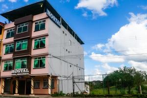 un edificio con un letrero que dice hospital en Hotel Real Amazónico, en Puyo