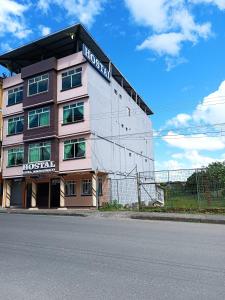 un edificio con un cartel en el costado en Hotel Real Amazónico, en Puyo