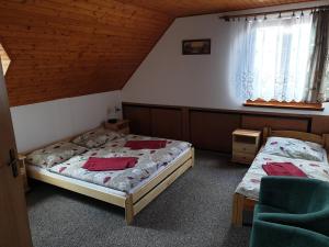 Tempat tidur dalam kamar di Chata Aneta