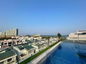 Kolam renang di atau dekat dengan Realux Hotel