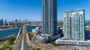 - une vue sur une ville avec de grands bâtiments et un pont dans l'établissement Stunning view close to everything, à Gold Coast