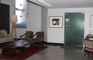 Uma área de estar em Via Contorno Hotel