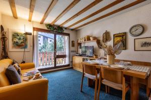 ein Wohnzimmer mit einem Tisch und einem Sofa in der Unterkunft Appartement Des Lacs - Happy Rentals in Chamonix-Mont-Blanc