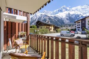 einen Balkon mit einem Stuhl und Bergblick in der Unterkunft Appartement Des Lacs - Happy Rentals in Chamonix-Mont-Blanc