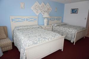 Een bed of bedden in een kamer bij Sea Breeze Resort by Travel Resort Services