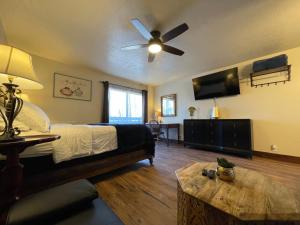 a bedroom with a bed and a ceiling fan at The Kanab Lodge in Kanab