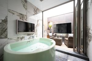 TV a/nebo společenská místnost v ubytování HOTEL K-NEXT
