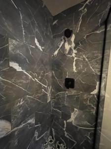 a bathroom with a black and white marble shower at The Kanab Lodge in Kanab
