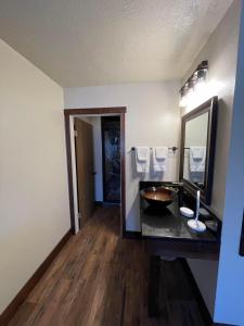 A kitchen or kitchenette at The Kanab Lodge