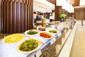 un buffet avec des assiettes de nourriture dans l'établissement Sono Calm Geoje, à Geoje